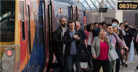 ക്രിസ്മസിന് ട്രെയിന് യാത്രാ ദുരിതം സമ്മാനിക്കാന് നാല് ദിവസത്തെ പണിമുടക്ക് പ്രഖ്യാപിച്ച് ആര്എംടി ക്രിസ്മസിന് ട്രെയിന് യാത്രാ ദുരിതം സമ്മാനിക്കാന് നാല് ദിവസത്തെ പണിമുടക്ക് പ്രഖ്യാപിച്ച് ആര്എംടി