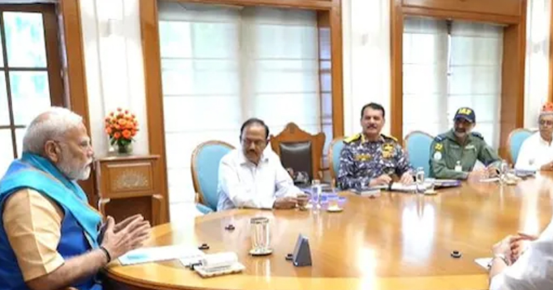ഇന്ത്യ-പാകിസ്ഥാന് സംഘര്ഷം: പ്രധാനമന്ത്രിയുടെ വസതിയിലെ യോഗം അവസാനിച്ചു ഇന്ത്യ-പാകിസ്ഥാന് സംഘര്ഷം: പ്രധാനമന്ത്രിയുടെ വസതിയിലെ യോഗം അവസാനിച്ചു