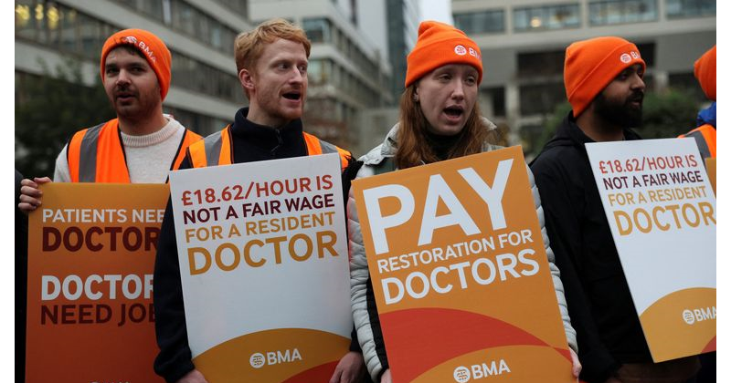 സമരത്തിനിടെ ജോലിക്ക് കയറുന്ന ഡോക്ടര്‍മാരെ ചതിയന്‍മാരെന്ന് വിളിച്ച് സമരക്കാര്‍