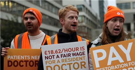 സമരത്തിനിടെ ജോലിക്ക് കയറുന്ന ഡോക്ടര്‍മാരെ ചതിയന്‍മാരെന്ന് വിളിച്ച് സമരക്കാര്‍